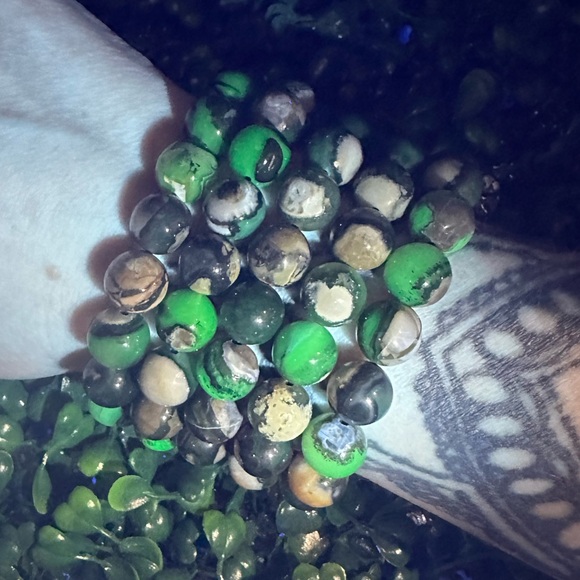 *UV Reactive* Volcano Agate 10mm Beaded Bracelet - Picture 1 of 9